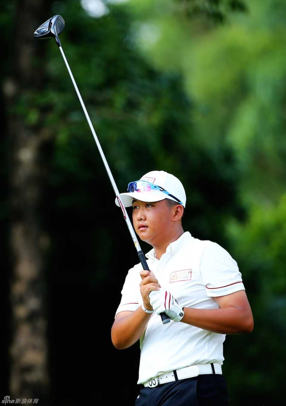 汇丰青少年以球育人赛场内外书写仁义礼智信 小球员在赛场上彬彬有礼地向观众致意,展现了高尔夫运动倡导的尊重与风度