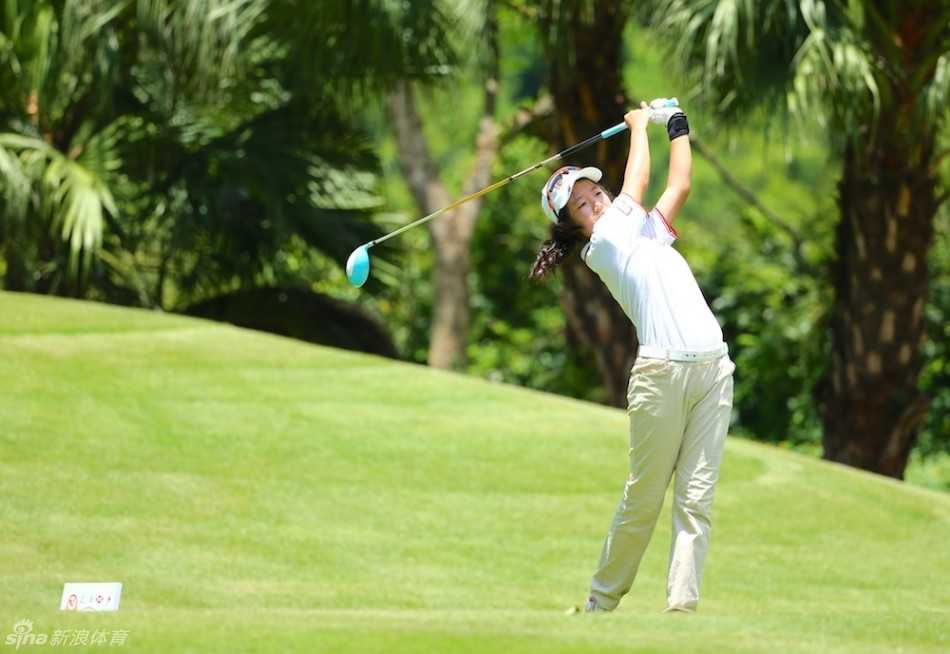 汇丰青少年以球育人赛场内外书写仁义礼智信 一位小球员神情专注,用毛笔在宣纸上工整地写下仁字,笔墨间透出谦和与友爱