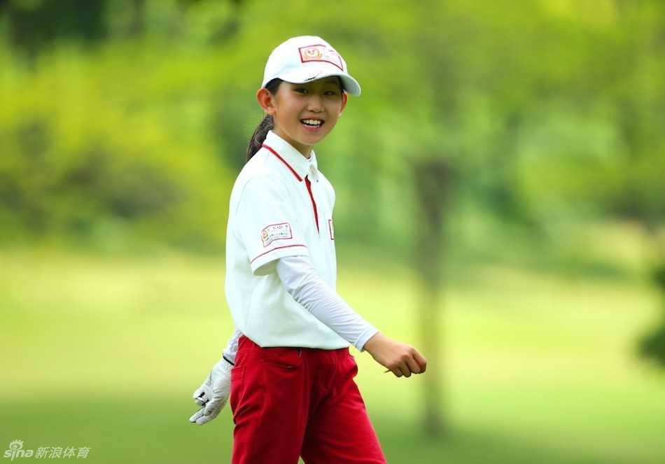 汇丰青少年以球育人赛场内外书写仁义礼智信 赛事总监向一位表现出良好体育精神的小球员竖起大拇指,给予真诚的赞许与鼓励