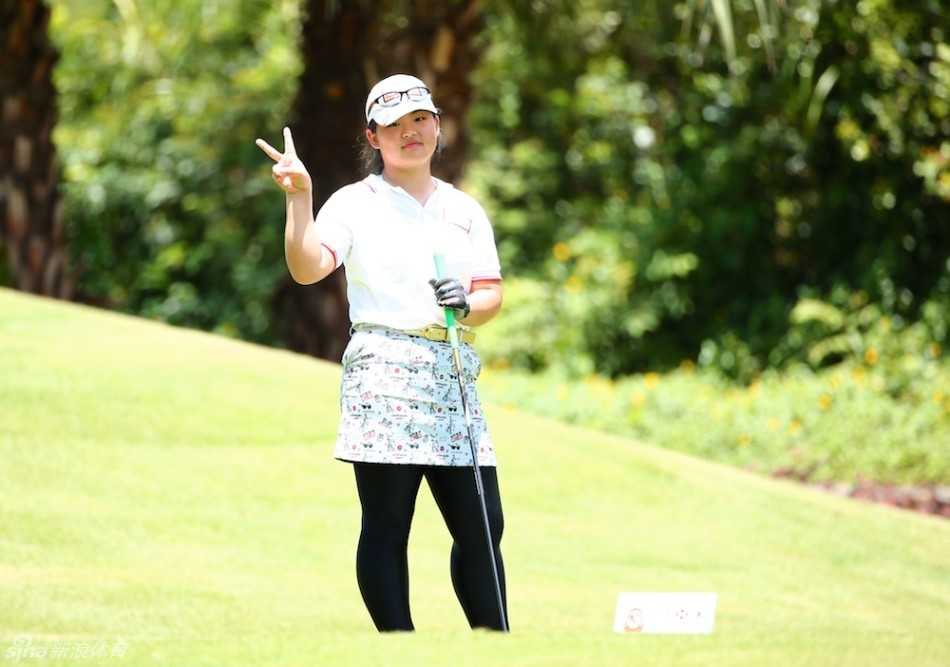 汇丰青少年以球育人赛场内外书写仁义礼智信 孩子们围在一起兴奋地查看最新发布的赛事排名榜,脸上洋溢着对进步的期待