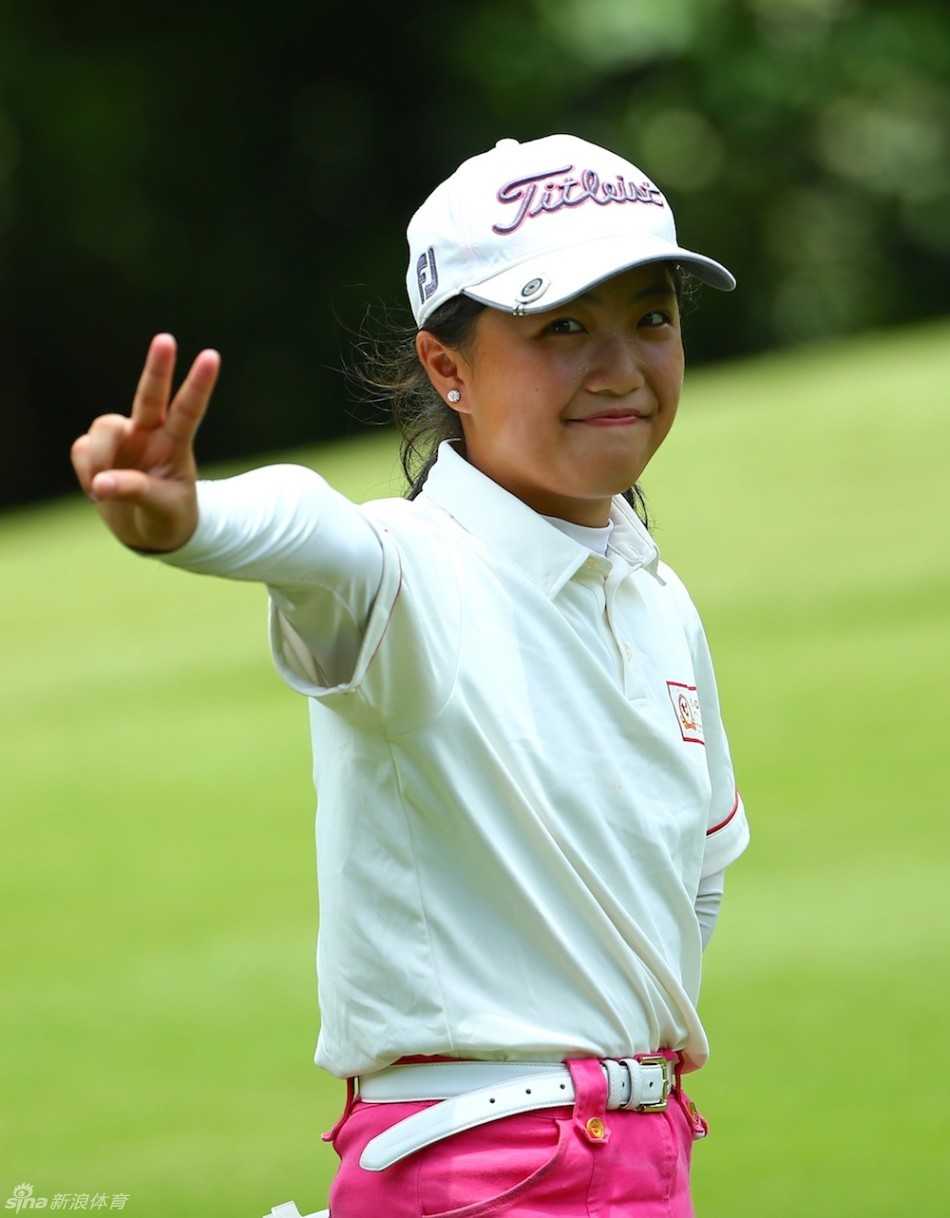 汇丰青少年以球育人赛场内外书写仁义礼智信 一位女球员在比赛中露出灿烂而自信的笑容,展现新生代球员的活力与风采