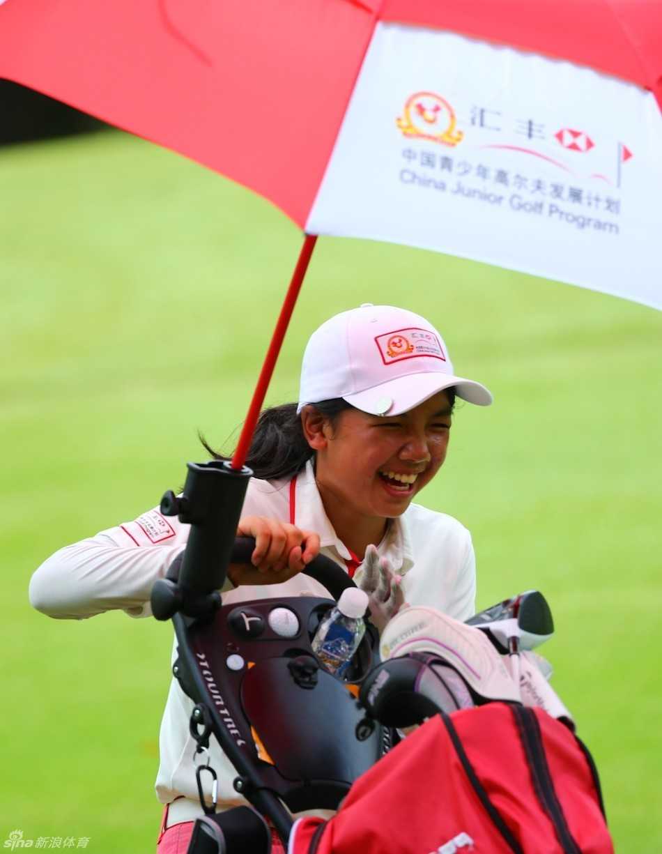 汇丰青少年以球育人赛场内外书写仁义礼智信 五位小球员手持共同书写的仁义礼智信书法作品并肩站立,脸上充满自豪,象征着传承与希望