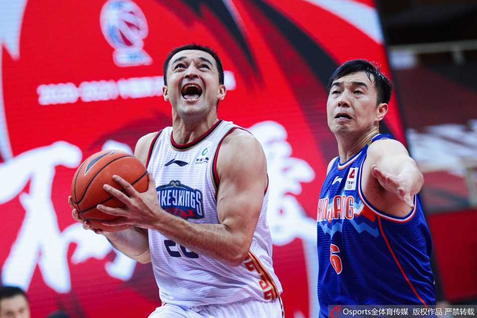 南京同曦队魂西热力江面对旧主毫不手软，运球指挥队友跑位，眼神中透露出对胜利的极度渴望。