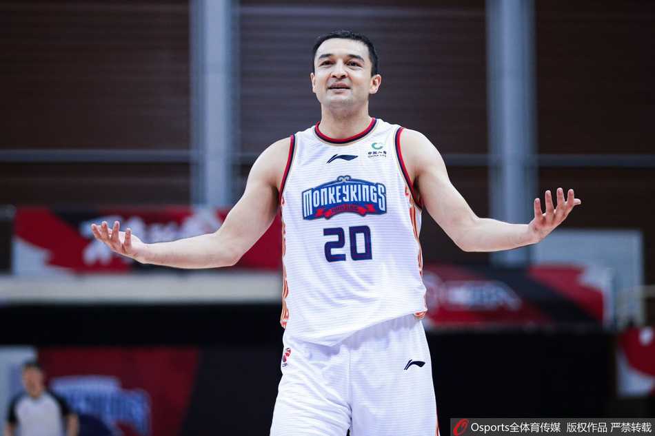 新疆队飞虎少年齐麟犹如一道白色闪电，持球迅猛突破同曦防线，眼中满是攻击篮筐的坚决。