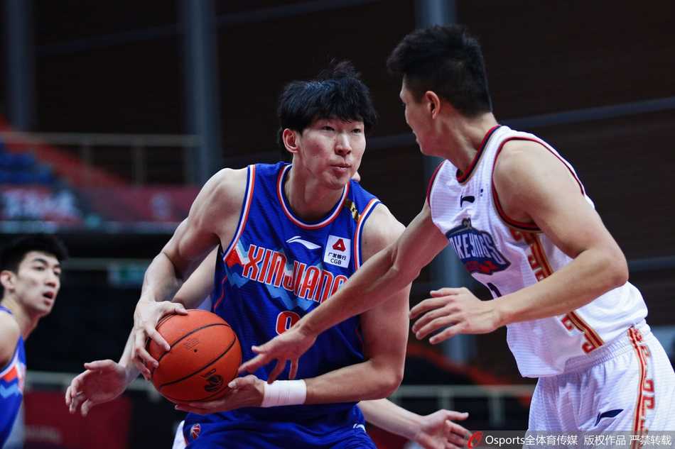 同曦外援摩尔特里在新疆队内线群中强行起跳，上演旱地拔葱，展示了他劲爆的身体素质。