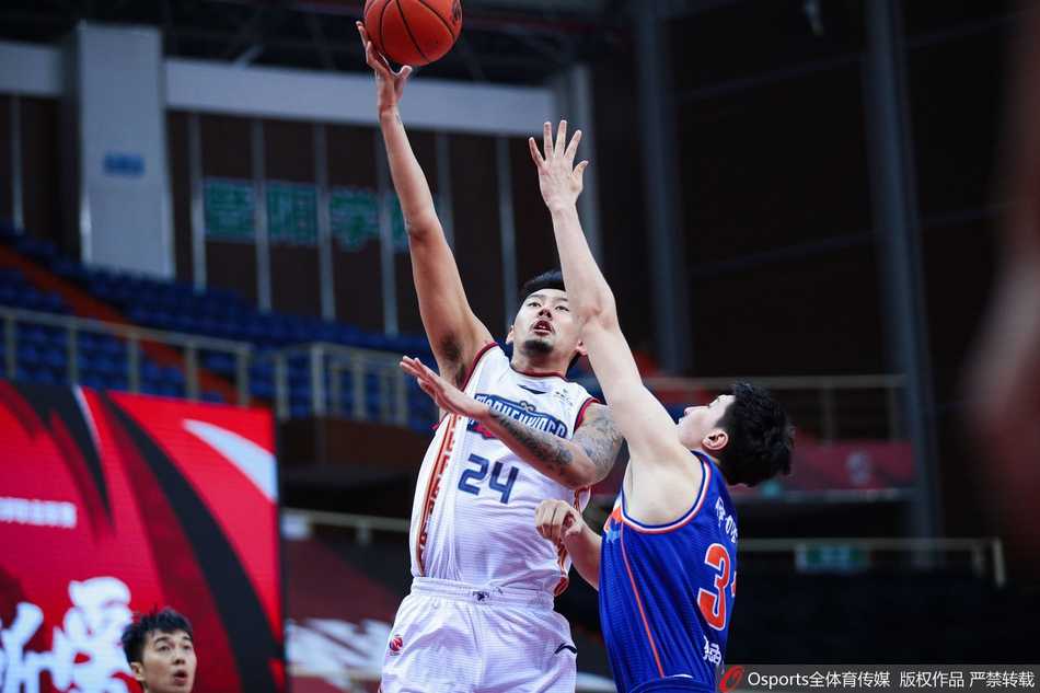 老将曾令旭如定海神针般持球组织，身旁的同曦队员奋力封堵，却难以阻挡他送出精妙助攻。