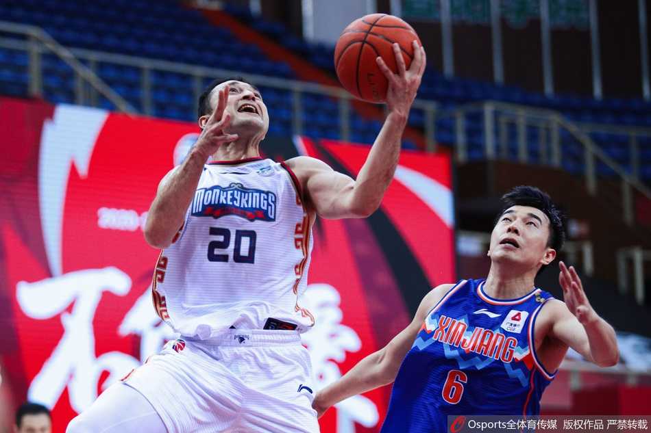 新疆队长唐才育在三分线外果断出手，皮球划过一道完美弧线，篮下的同曦队员只能望球兴叹。