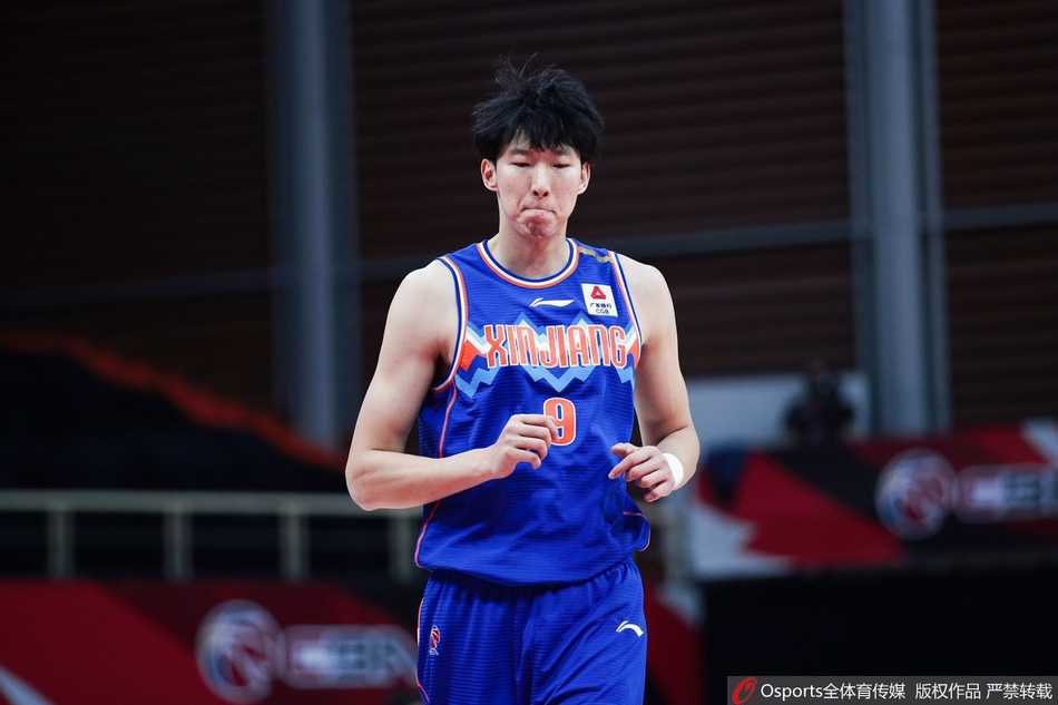 裁判哨响瞬间，双方球员在篮下为了球权人仰马翻，倒地拼抢，展现了这场对决的惨烈程度。