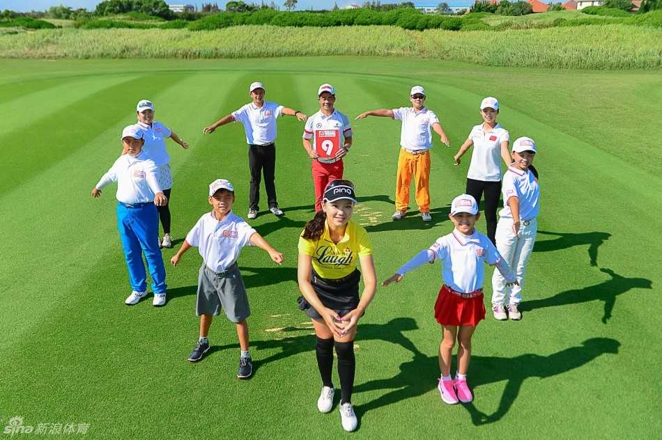 梁文冲与九位青少年高尔夫新星围成爱心形状，共同高举书写着星、新、欣、馨、心、辛、信、兴、行等心声字牌，笑容灿烂犹如明日之星