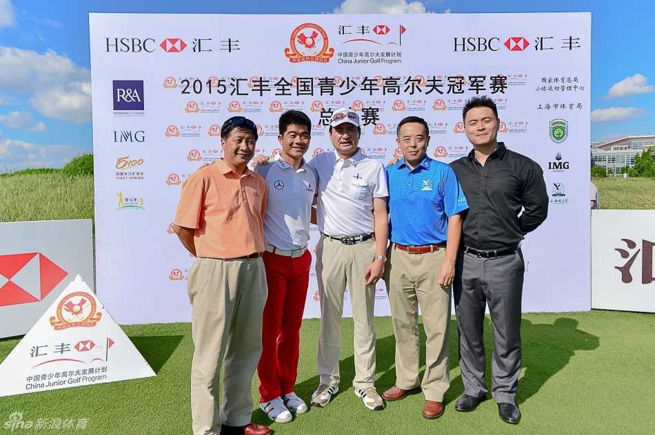 高尔夫名将梁文冲面带亲切微笑，亲自为小选手示范挥杆技巧，动作标准而充满力量