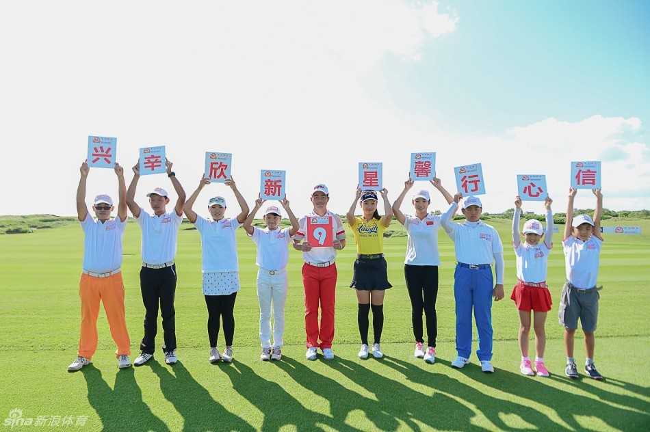 九位小选手在晚宴舞台上高高举起写有不同汉字的心得标语牌，脸上洋溢着自信与骄傲的光芒