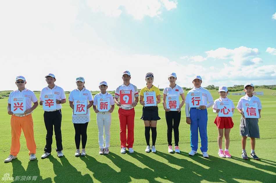 一位小球员在果岭上推杆入洞后，回眸露出极具感染力的灿烂笑容，胜利的喜悦溢于言表