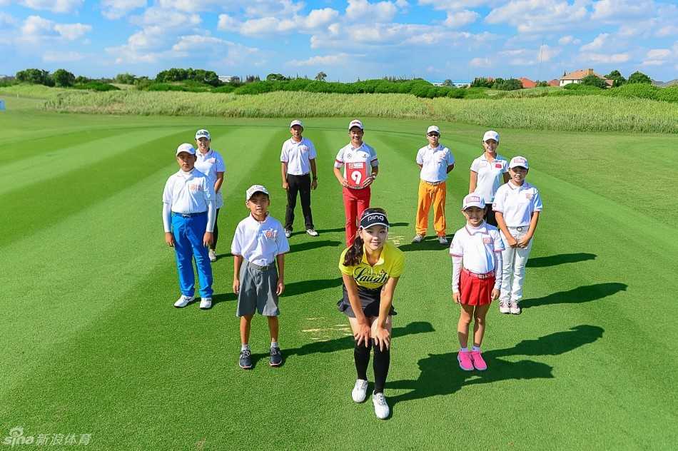 一位小选手在镜头前举起写着信字的标语牌，另一只手竖起大拇指，眼神清澈而坚定