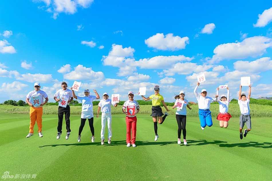 两位小选手俏皮地用手臂在头顶比出大大的爱心形状，向着镜头发射纯真可爱的爱心