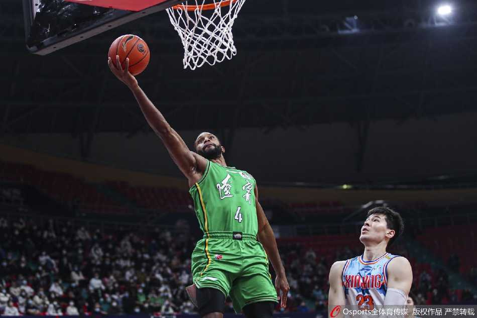 新疆队球员阿不都沙拉木在命中关键三分后，握拳怒吼，与队友于德豪激情撞胸庆祝，他们的眼中闪烁着必胜的火焰。