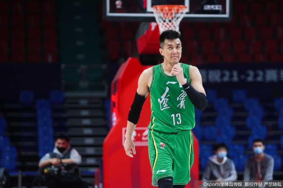 辽宁队主教练杨鸣在场边双手叉腰，眉头紧锁，眼神中流露出焦急与无奈，眼前巨大的分差让他也显得束手无策。