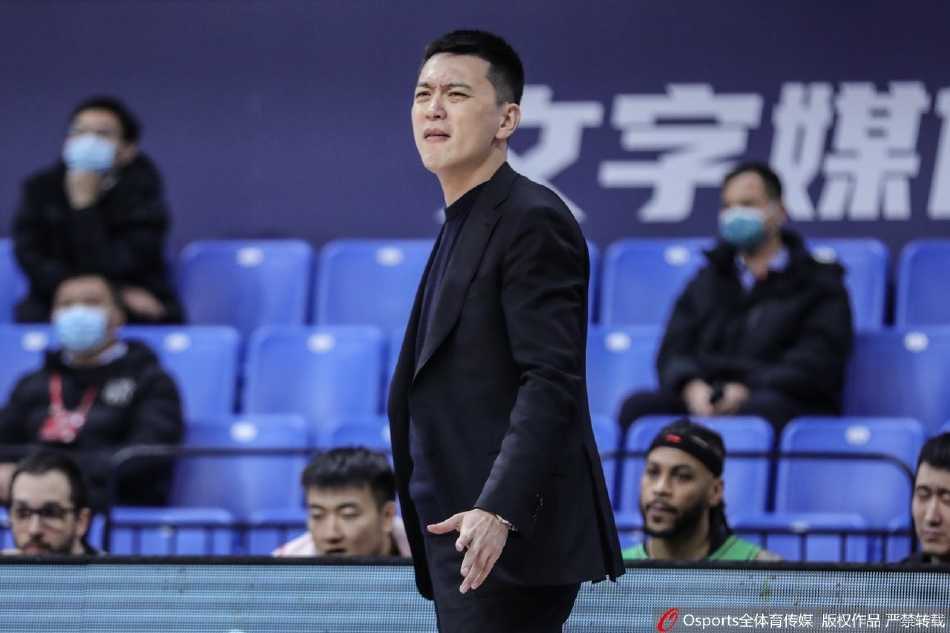 辽宁核心郭艾伦面对新疆队的多人包夹，神情凝重，他奋力突破，但眼前的防守者如同高墙般难以逾越，篮下的新疆球员正虎视眈眈。