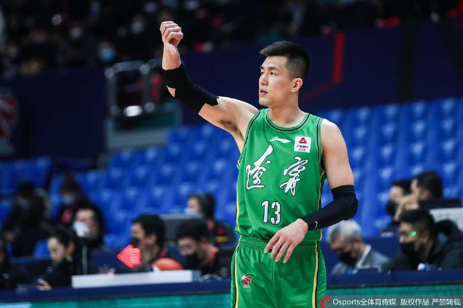 新疆外援摩尔特里在辽宁队内线群中高高跃起，如同直升机般摘下一个宝贵的前场篮板，他的肌肉线条在对抗中绷紧，展现了绝对的制空权。