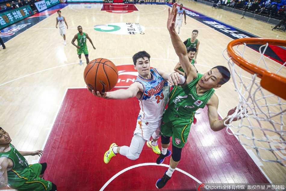 辽宁队的年轻中锋朱荣振在新疆内线的长臂干扰下，艰难地完成了一次勾手投篮，他的脸上写满了不甘与拼搏。