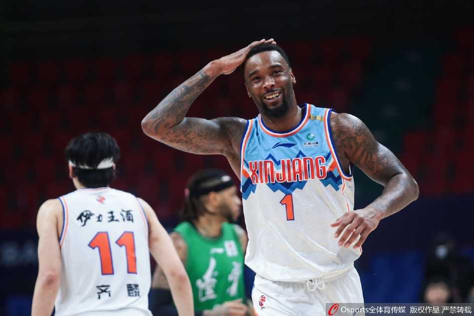 比赛结束后，新疆队的球员们围成一圈，高举双手，忘情地庆祝这场来之不易的胜利，他们的笑容与现场明亮的灯光交织成一幅振奋人心的画卷。