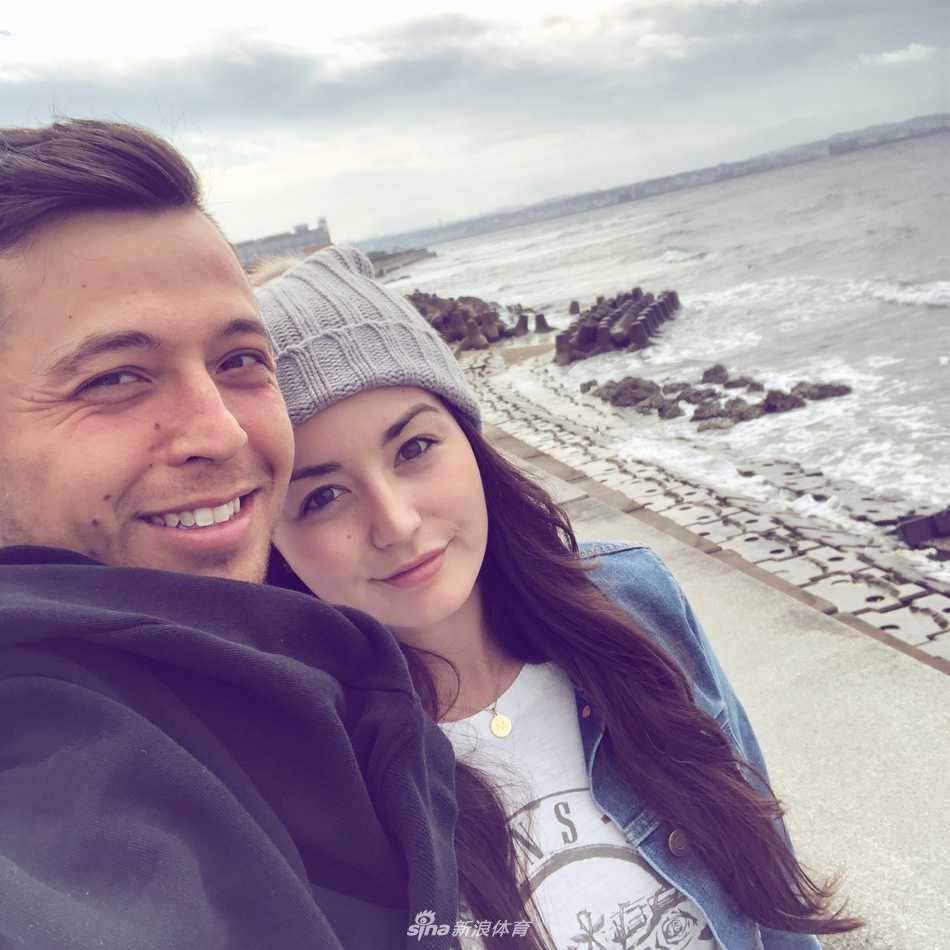 年轻的高尔夫球手在果岭边专注地观察推杆线路，阳光洒在翠绿的草地上。