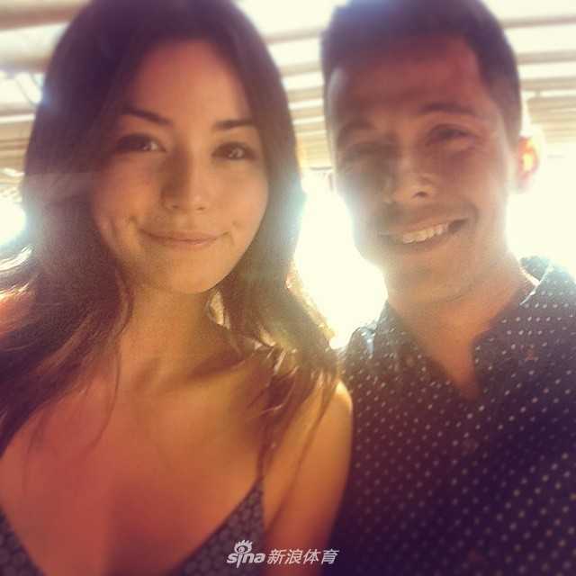 赛事颁奖典礼上，获奖的小球员们手持奖杯与嘉宾合影，脸上洋溢着自豪的笑容。