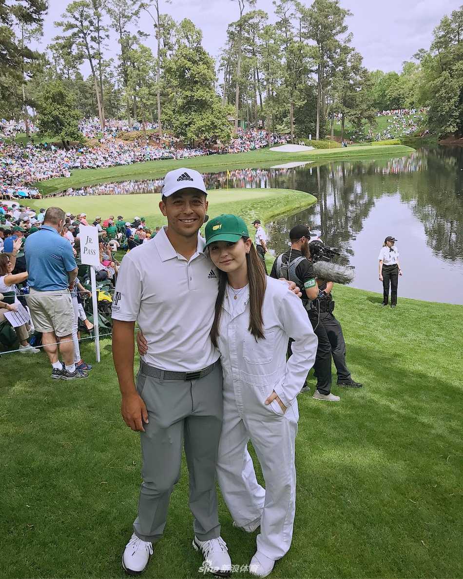 一名女球员在沙坑中沉着救球，专注的神情展现出克服困难的决心。