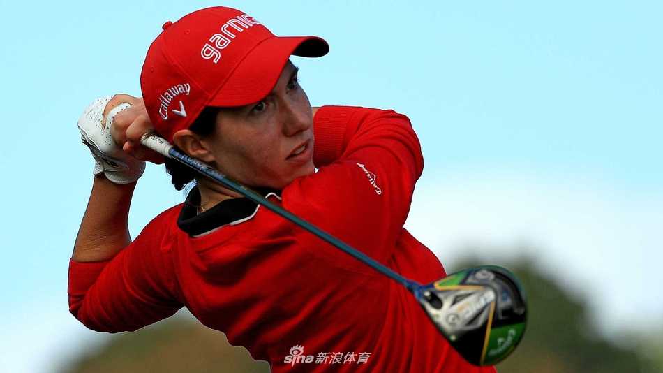 科达在开球台上完成一记漂亮的挥杆，白色小球在灰暗的天空背景下划出一道有力的弧线，奔向球道。