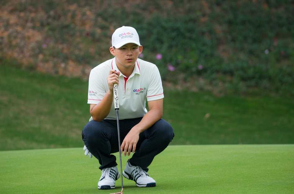 汇丰青少年高尔夫冠军赛清远站战幕拉开 吴荫轩安彤首日领跑男女A组 女子A组领先者安彤在发球台上优雅挥杆,白色上衣与绿茵球场形成鲜明对比,动作流畅而充满力量。