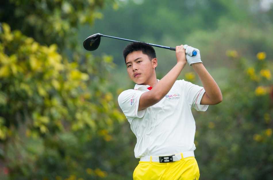 汇丰青少年高尔夫冠军赛清远站战幕拉开 吴荫轩安彤首日领跑男女A组 青少年球员在沙坑中沉着处理困难球位,沙土飞扬瞬间展现出高超的短杆技巧与临场应变能力。
