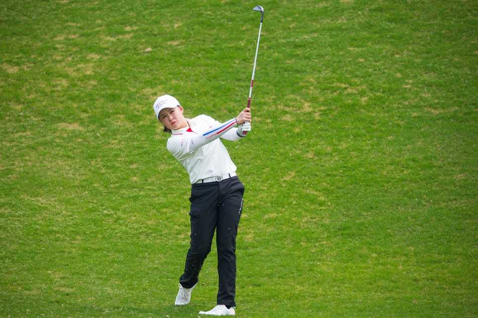 汇丰青少年高尔夫冠军赛清远站战幕拉开 吴荫轩安彤首日领跑男女A组 小球员在球道上进行关键的铁杆进攻,身体扭转充满张力,目光紧随空中飞行的白色小球。