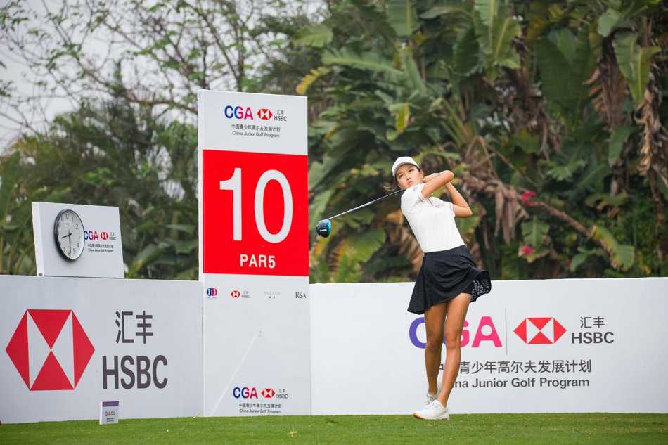 汇丰青少年高尔夫冠军赛清远站战幕拉开 吴荫轩安彤首日领跑男女A组 比赛现场,一位女球员在果岭边仔细观察地形与草纹,为接下来的切杆做精心准备,神情专注。