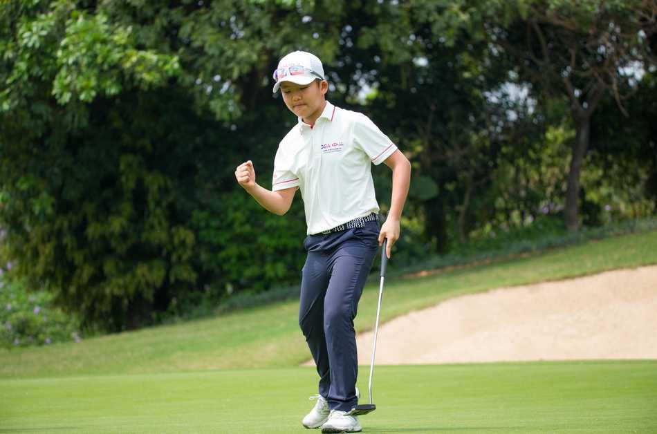 汇丰青少年高尔夫冠军赛清远站战幕拉开 吴荫轩安彤首日领跑男女A组 小选手在全神贯注地推击,背影融入广阔的果岭之中,凸显出高尔夫运动所要求的极致专注与精准。