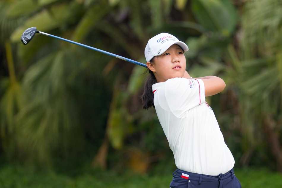 汇丰青少年高尔夫冠军赛清远站战幕拉开 吴荫轩安彤首日领跑男女A组 球员在教练或家长的陪同下于练习果岭推杆,体现了青少年成长过程中陪伴与指导的重要性。