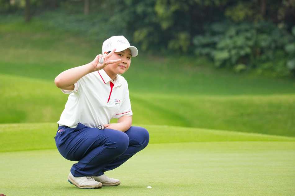 汇丰青少年高尔夫冠军赛清远站战幕拉开 吴荫轩安彤首日领跑男女A组 夕阳余晖下,结束比赛的青少年选手们走过球场,身影被拉长,构成一幅充满希望与成长的动人画面。