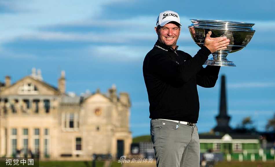 登喜路林克斯锦标赛福克斯逆转夺冠 麦克罗伊并列第四 瑞恩·福克斯深情亲吻冠军奖杯,身后圣安德鲁斯老球场的古老石桥与晴朗天空共同见证了这一刻的辉煌。