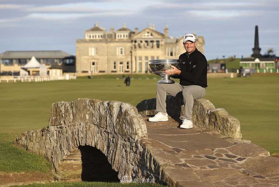 登喜路林克斯锦标赛福克斯逆转夺冠 麦克罗伊并列第四 罗里·麦克罗伊在球道上专注准备击球,目光如炬凝视前方,展现了世界级球星对比赛的绝对专注。