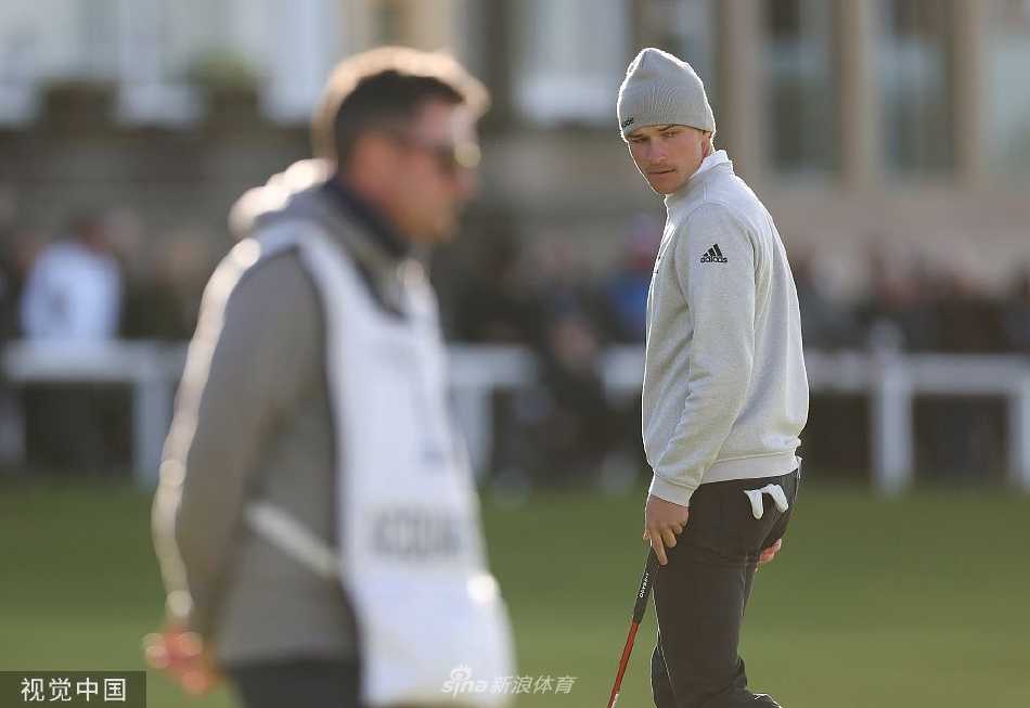 登喜路林克斯锦标赛福克斯逆转夺冠 麦克罗伊并列第四 丹麦新星拉斯穆斯·海格在果岭边细致观察推杆线路,年轻面庞上写满了对胜利的渴望与专注。