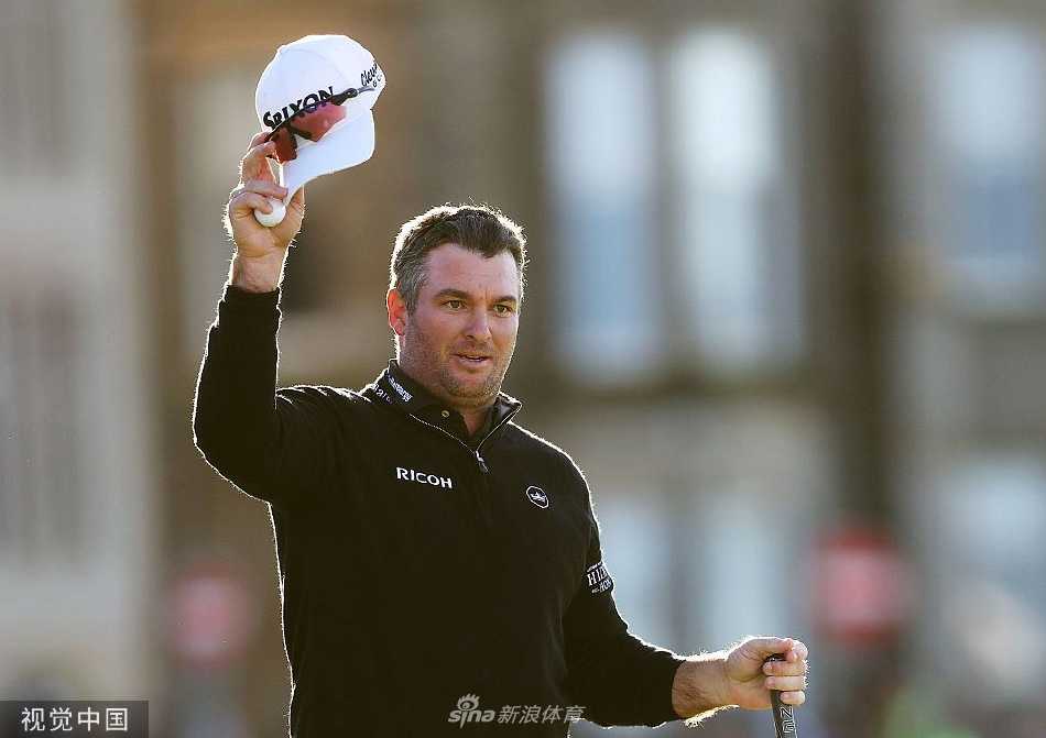 登喜路林克斯锦标赛福克斯逆转夺冠 麦克罗伊并列第四 老将帕德里克·哈灵顿与球童一同跪在果岭上,全神贯注地分析推杆线路与草纹走向,是策略与经验的完美结合。