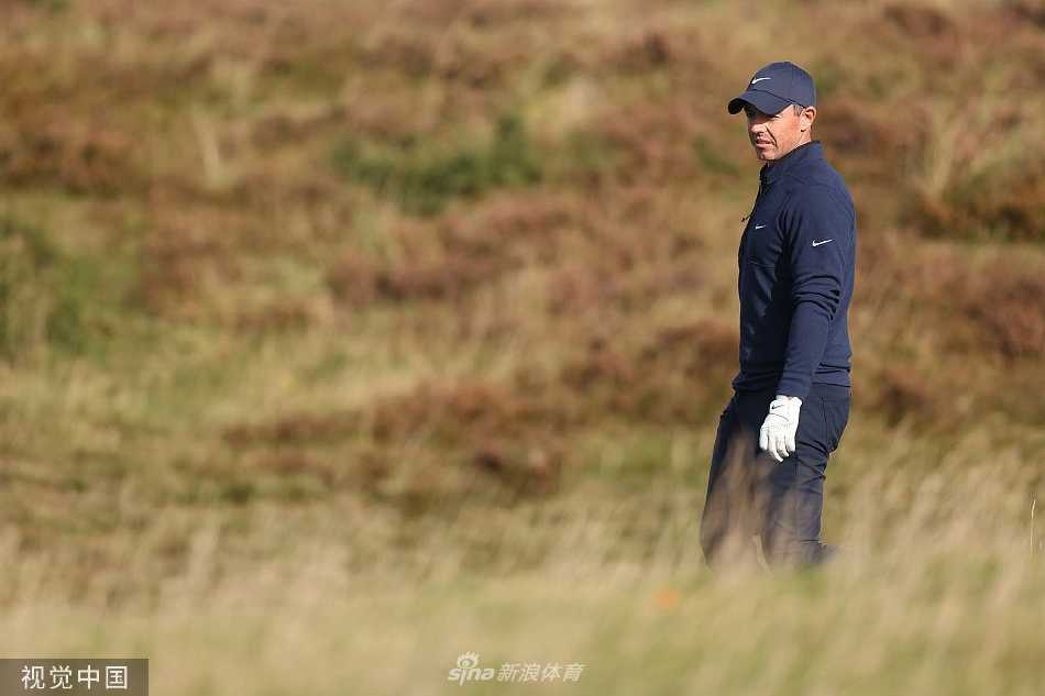 登喜路林克斯锦标赛福克斯逆转夺冠 麦克罗伊并列第四 夺冠后的福克斯高举奖杯向全场观众致意,灿烂笑容与空中挥洒的香槟交织成最动人的胜利乐章。