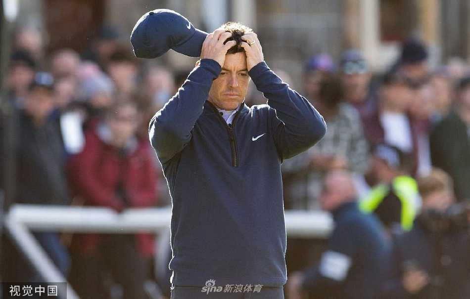 登喜路林克斯锦标赛福克斯逆转夺冠 麦克罗伊并列第四 福克斯面带从容微笑向观众挥手致意,身后是经典的林克斯球场风光,充满了冠军的谦和与喜悦。