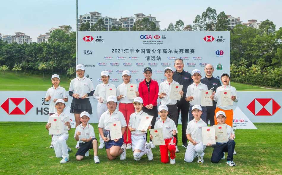 少年冠军高举奖杯，阳光下灿烂笑容如旭日般耀眼