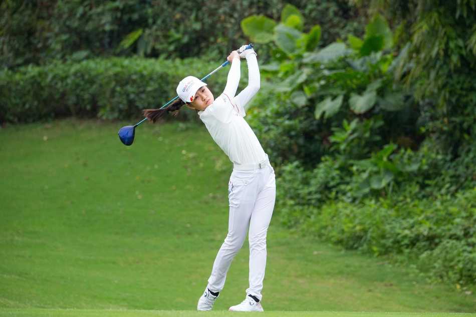 优雅的全力一击，白色小球划过天空留下一道完美弧线