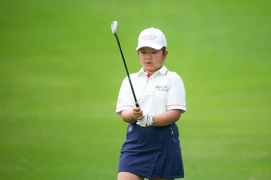 颁奖时刻荣耀共享，两位冠军并肩而立手握奖杯笑容绽放