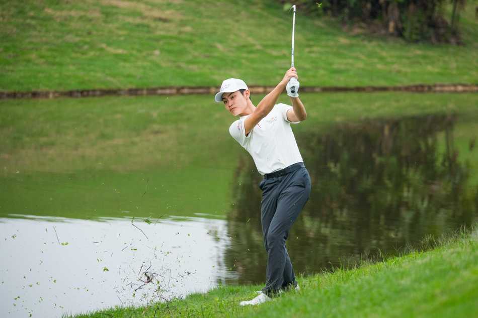 年轻球手从容不迫，在开阔的球道上展现精湛的铁杆技术