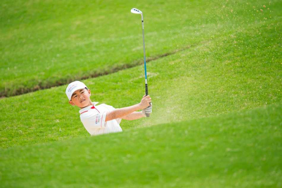 冠军之路的关键推杆，小球沿预定路线缓缓滚向洞杯