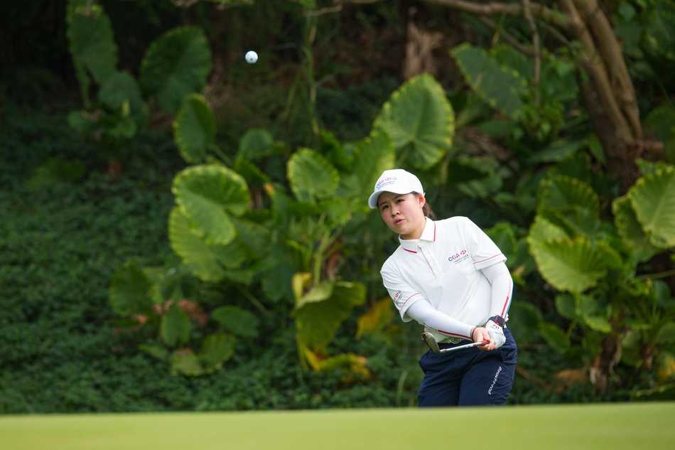 赛后友谊的温馨定格，小球员们围在一起分享比赛心得笑语欢声