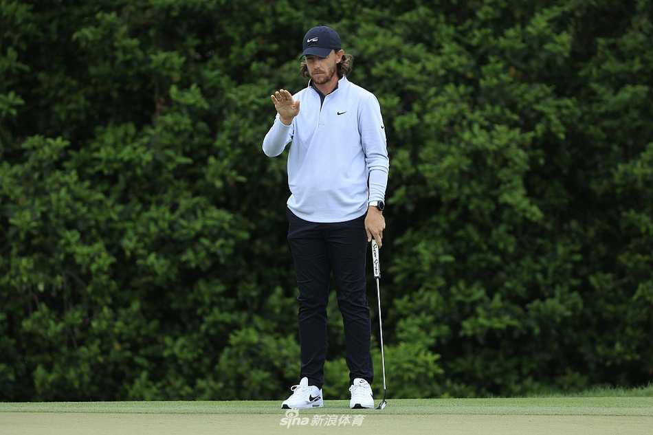 李·维斯特伍德在第十八洞果岭沉稳推杆，目光如炬，锁定领先优势的关键一击。