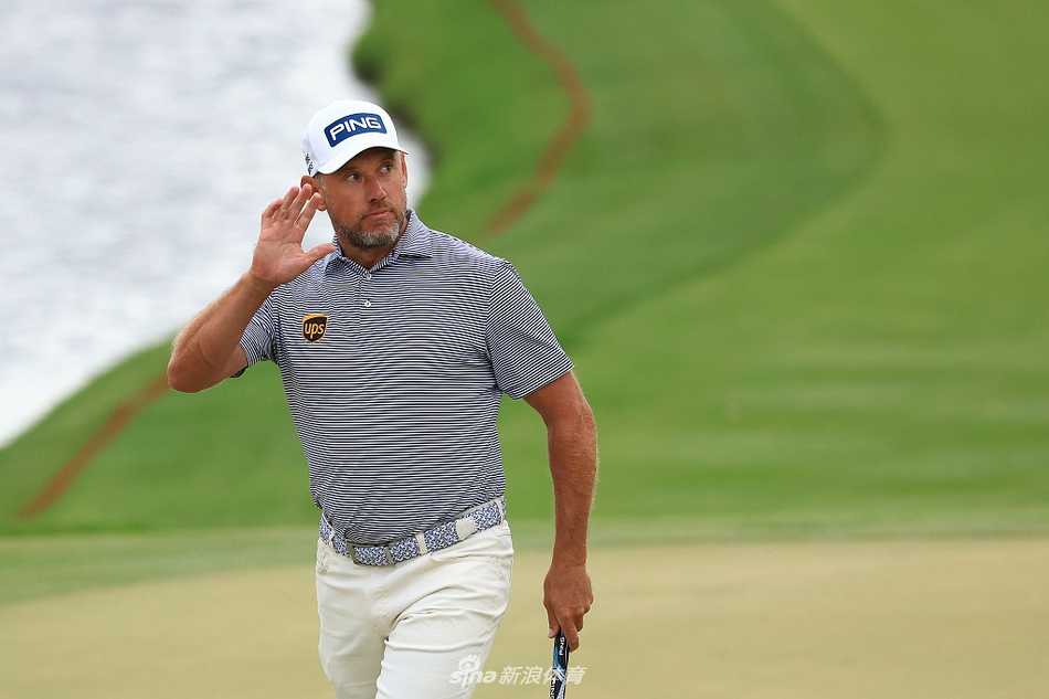 乔丹·斯皮思在果岭上露出自信笑容，一杆进洞的喜悦点燃了全场。