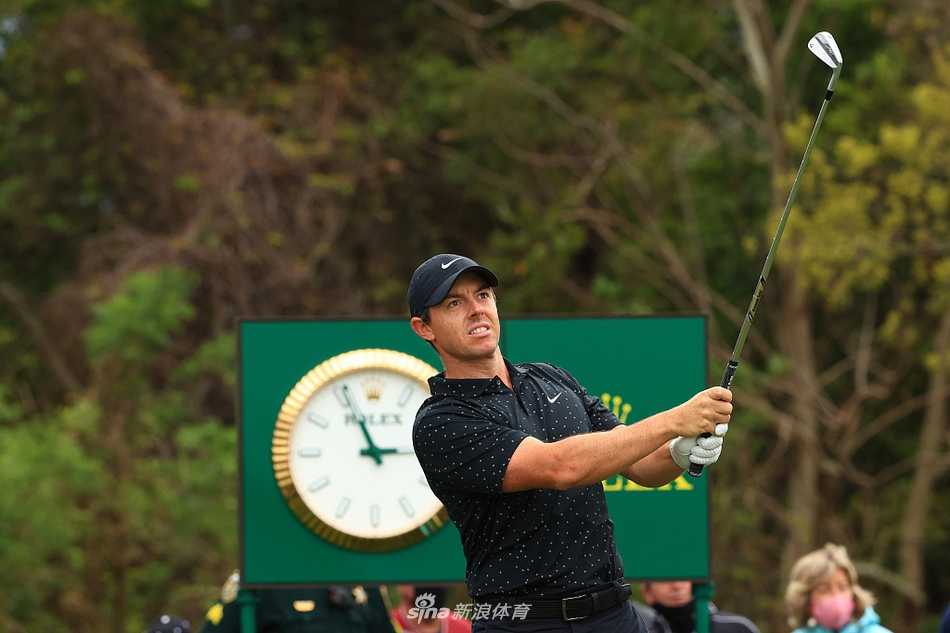 布赖森·德尚博在第六洞开球，蓄势待发，准备上演飞跃湖泊的强力一击。